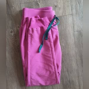 Small regular figs zamora joggers in bright fuscia 🩷 💜